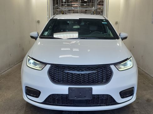 Used 2023 Chrysler Pacifica Touring-L w/ S Appearance Package FWD image 3
