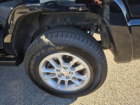 Used 2007 Jeep Commander Sport image 14