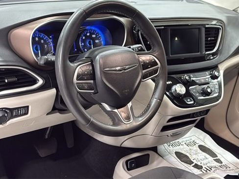 Used 2022 Chrysler Voyager LX image 9