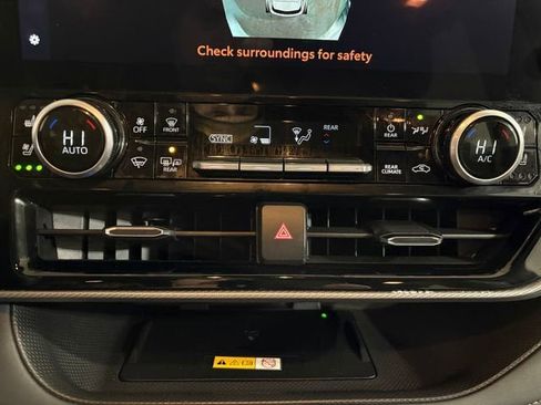 Used 2024 Toyota Highlander Platinum image 27