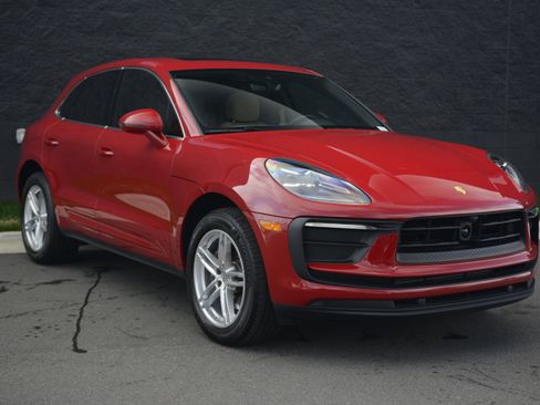 Certified 2025 Porsche Macan image 9