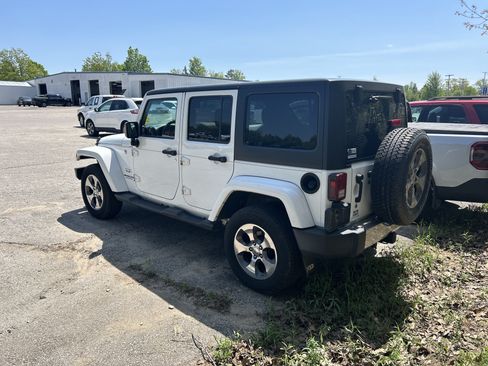 Used 2017 Jeep Wrangler Unlimited Sahara w/ Connectivity Group AWD/4WD image 5
