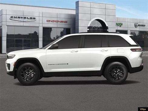 New 2025 Jeep Grand Cherokee Laredo image 3