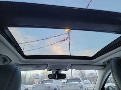 Used 2019 Jeep Cherokee Latitude Plus image 19