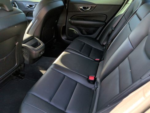 Used 2019 Volvo S60 T5 Momentum image 32