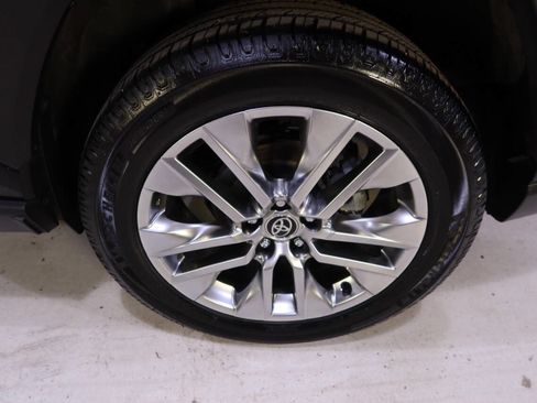 Used 2020 Toyota RAV4 XLE Premium image 31