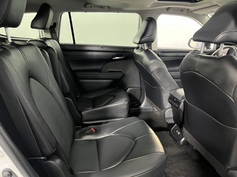 Used 2025 Toyota Highlander XLE image 30