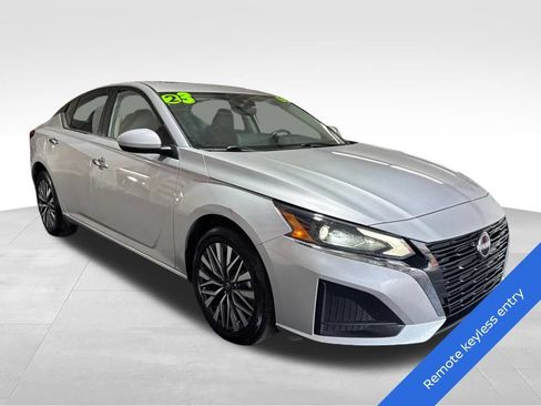 Used 2023 Nissan Altima 2.5 SV w/ SV Premium Package AWD/4WD image 3