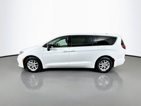 Used 2024 Chrysler Pacifica Touring-L FWD image 2