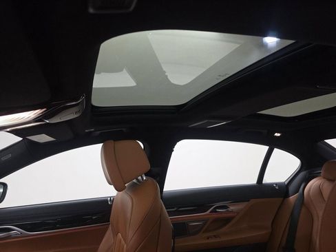 Used 2022 BMW 740i w/ M Sport Package image 9