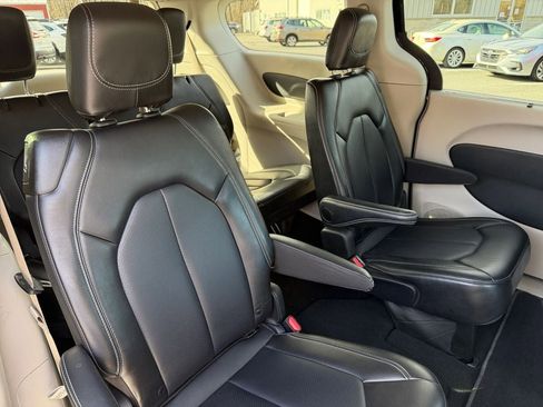 Used 2024 Chrysler Pacifica Touring-L image 21