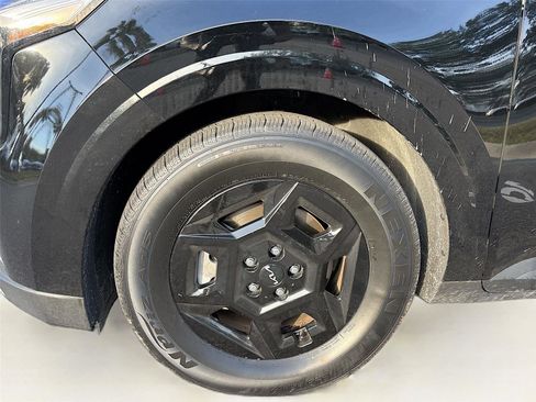 Used 2025 Kia Carnival FWD image 33