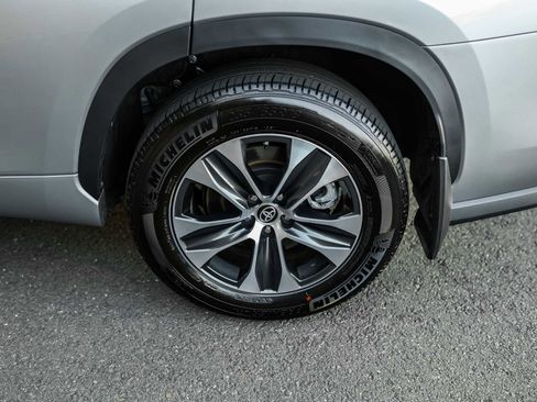 Certified 2025 Toyota Highlander XLE image 14