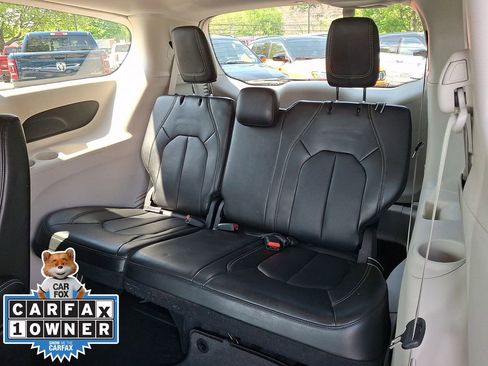 Used 2024 Chrysler Pacifica Touring-L FWD image 10