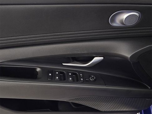 Used 2025 Hyundai Elantra Limited image 28