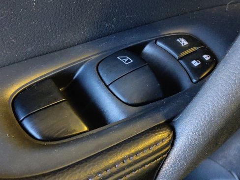 Used 2015 Nissan Rogue SV AWD/4WD image 27