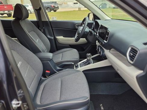 Used 2025 Hyundai Venue Limited image 16
