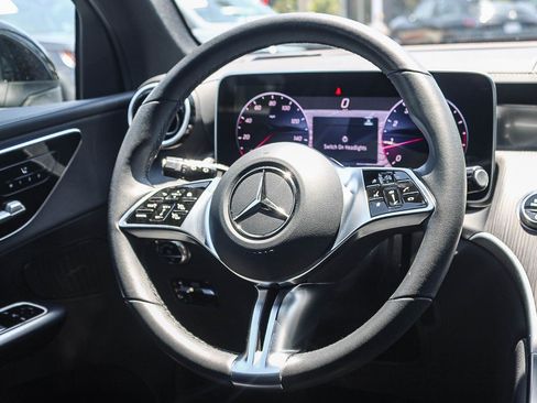 Used 2025 Mercedes-Benz GLC 300 image 16
