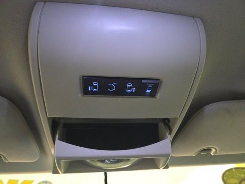 Used 2015 Chrysler Town & Country Touring image 48