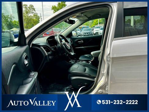 Used 2019 Jeep Cherokee Limited image 12