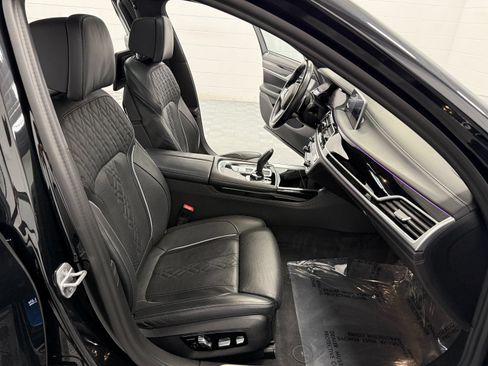 Used 2022 BMW M760i xDrive w/ Luxury Rear Seating Package AWD/4WD image 19