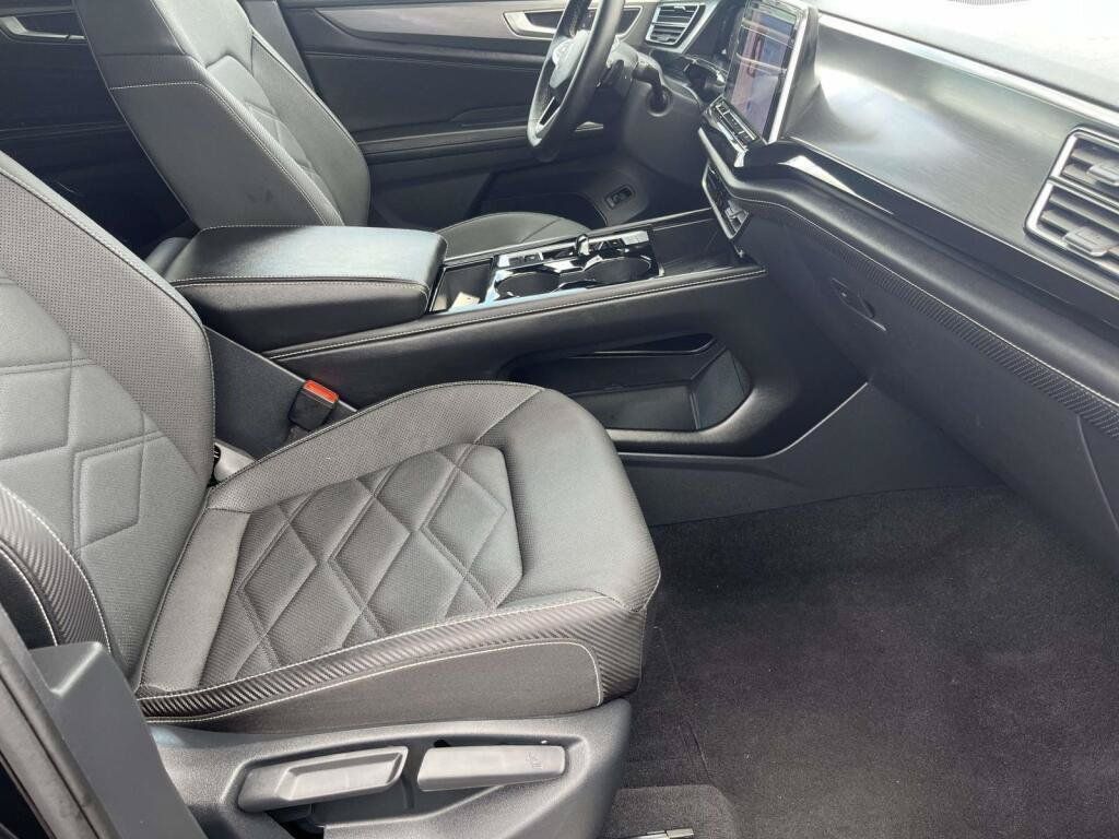 Used 2025 Volkswagen Atlas Cross Sport SE FWD image 22