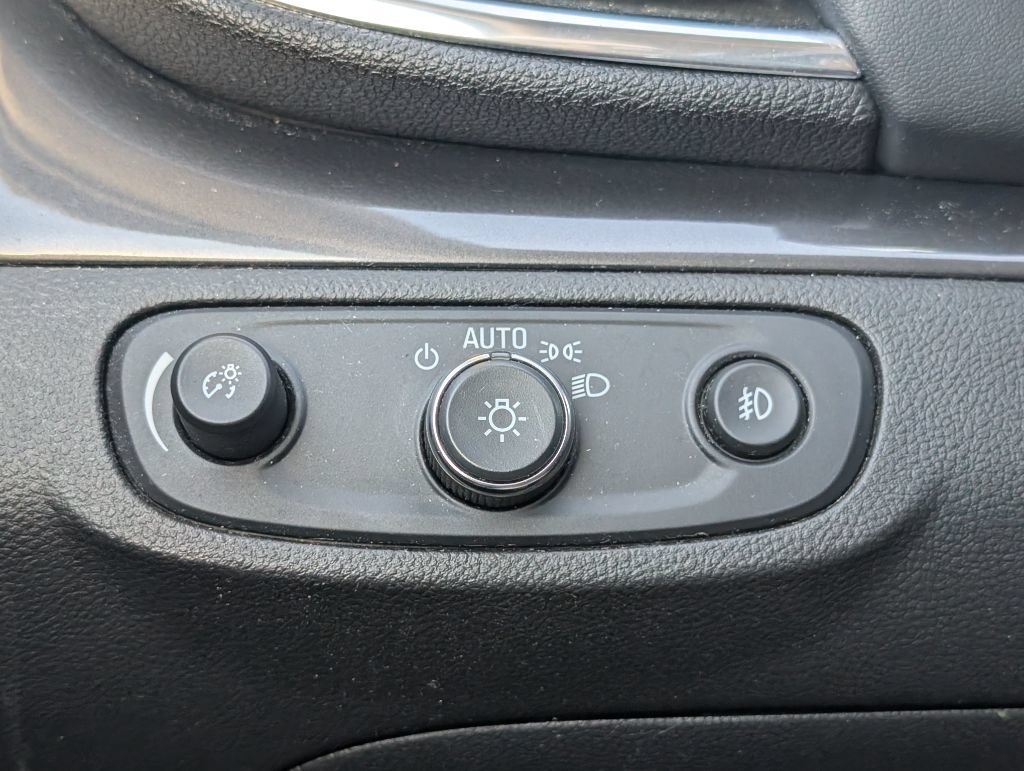 Used 2018 Buick Encore Essence FWD image 13