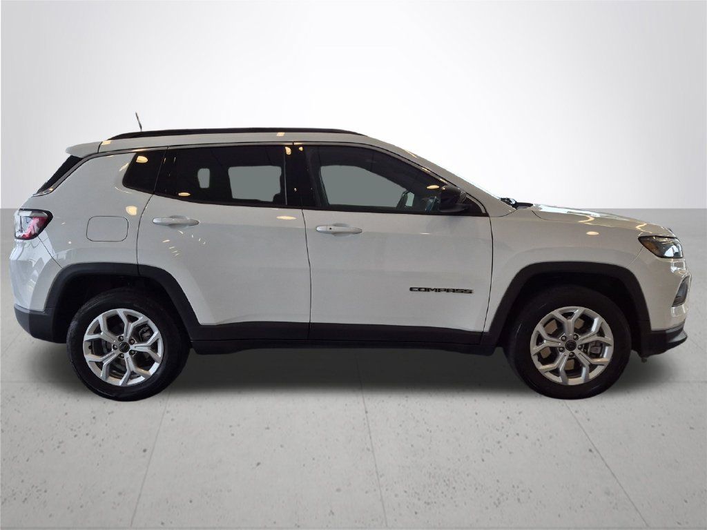 Used 2025 Jeep Compass Latitude AWD/4WD image 6