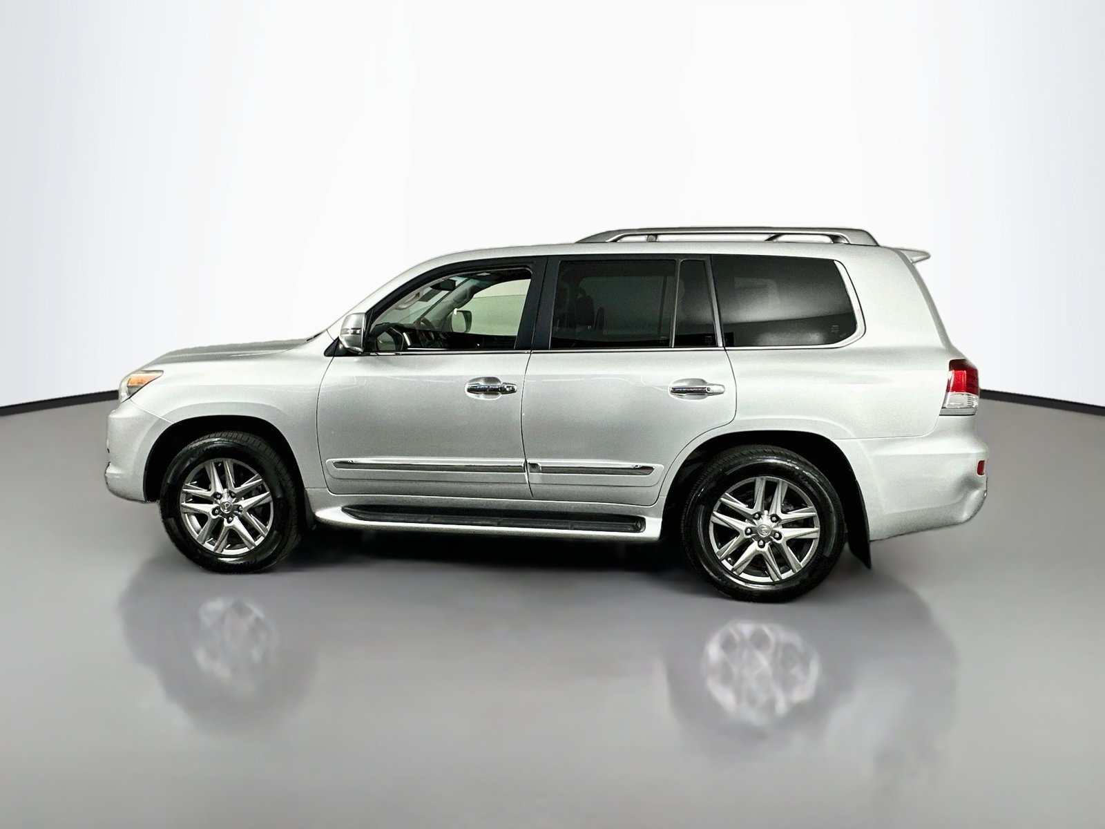 Used 2013 Lexus LX 570 4WD w/ Luxury Pkg image 4
