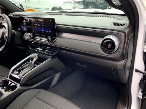 Used 2024 Chevrolet Colorado LT image 17