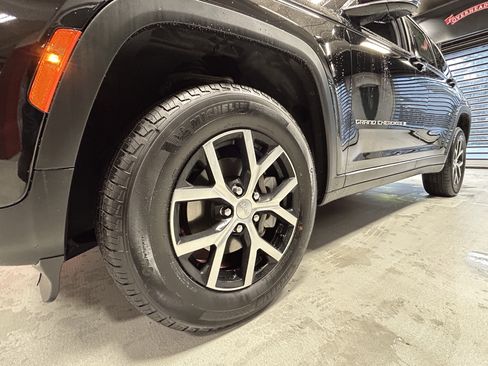 Certified 2025 Jeep Grand Cherokee Limited AWD/4WD image 18