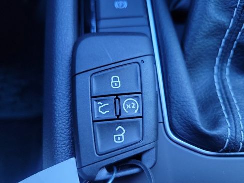 Certified 2025 Volkswagen Taos SE image 37