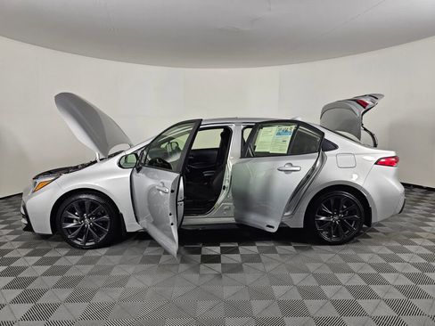 Used 2025 Toyota Corolla SE w/ SE Premium Package image 16