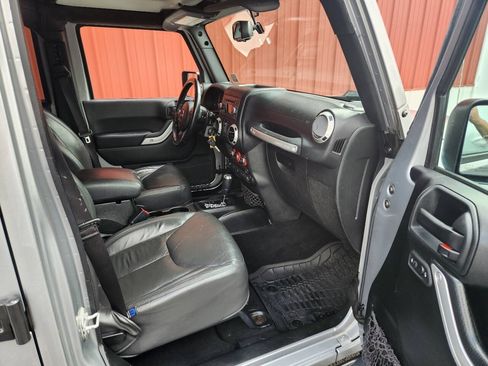 Used 2017 Jeep Wrangler Unlimited Sahara AWD/4WD image 13