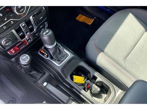 Used 2025 Jeep Wrangler Unlimited Rubicon w/ Convenience Group AWD/4WD image 18
