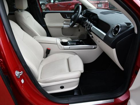 Used 2022 Mercedes-Benz GLB 250 w/ Premium Package image 35