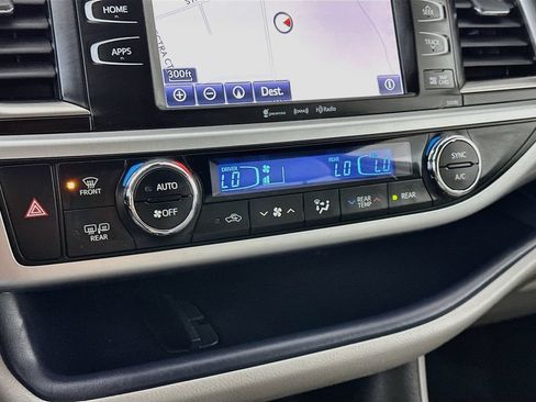 Used 2019 Toyota Highlander XLE AWD/4WD image 18