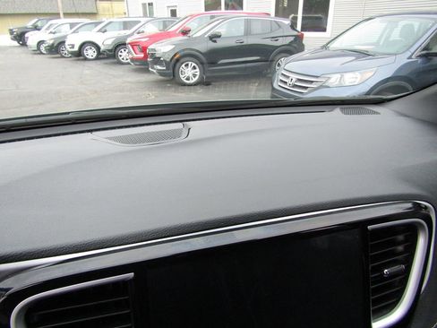 Used 2025 Chrysler Pacifica Limited image 13