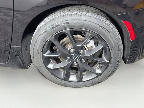 Used 2025 Chrysler Pacifica Limited image 34