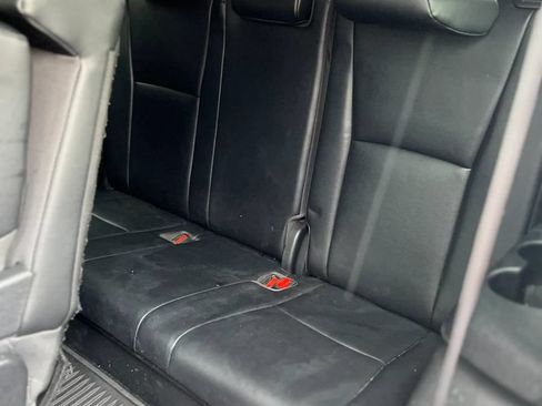 Used 2023 Toyota Highlander XLE AWD/4WD image 13