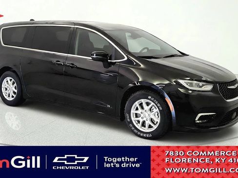 Used 2023 Chrysler Pacifica Touring-L FWD image 1