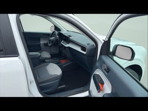 Used 2023 Ford Maverick XLT image 19