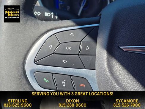 Used 2024 Chrysler Pacifica Touring-L image 39