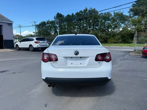 Used 2010 Volkswagen Jetta SE FWD image 4