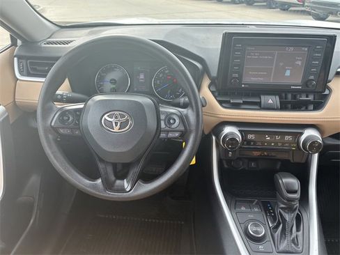 Used 2021 Toyota RAV4 LE image 17