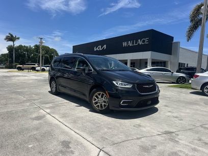 Used 2021 Chrysler Pacifica Touring-L w/ Uconnect Theater Family Group