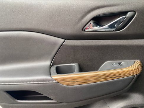 Used 2021 GMC Acadia SLE w/ Driver Convenience Package image 18