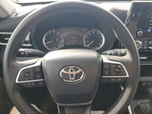 Used 2023 Toyota Highlander L image 13