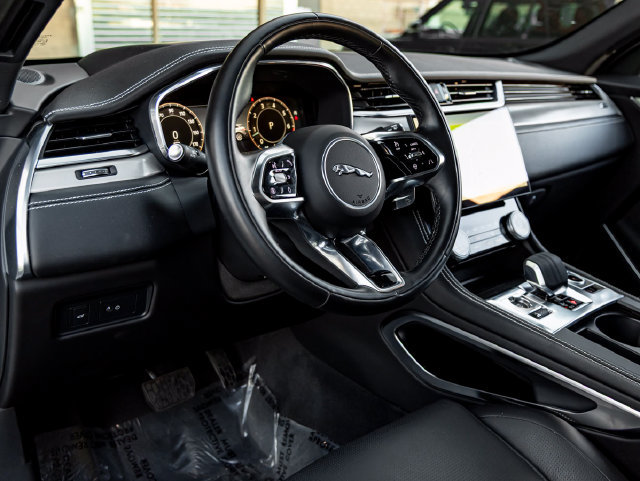 Certified 2025 Jaguar F-PACE R-Dynamic S AWD/4WD image 17