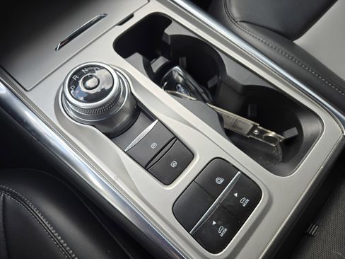 Used 2022 Ford Explorer XLT w/ Equipment Group 202A image 18